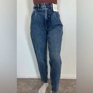 028 - NWOT- Abercrombie & Fitch Ultra High-Rise 80’s Mom Jeans Size 27